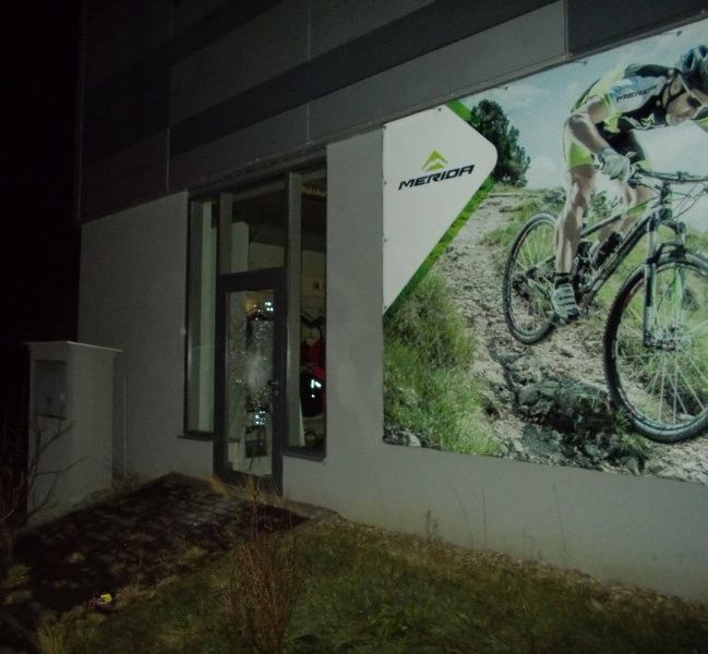 obrázek: Lupiči se pokusili vloupat do prodejny Cyklo Point v Jihlavě