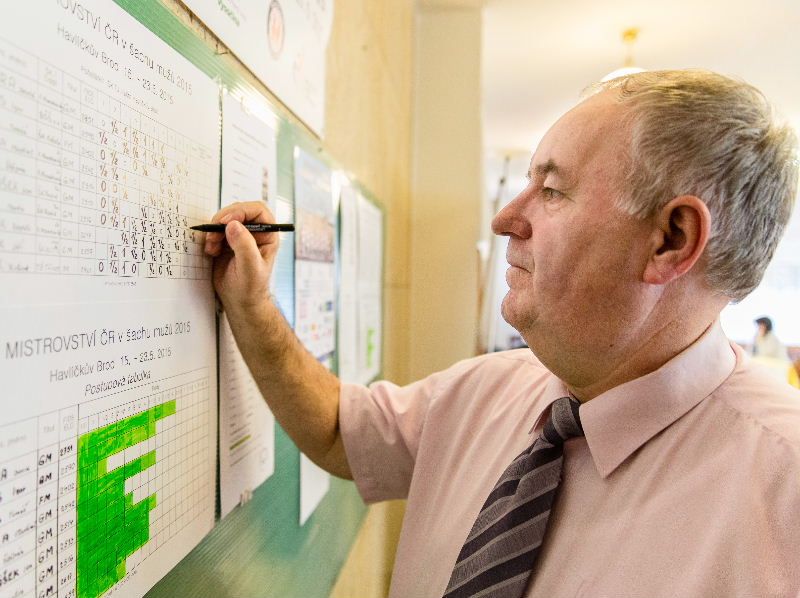 obrázek: Milovník šachu slaví jubileum, královské hře zasvětil život