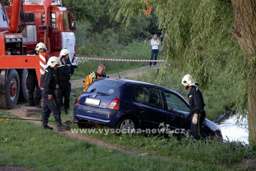 Místo ryb lovili v Brodě z přehrady auto