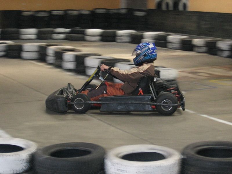 Místo ve školních lavicích seděli za volantem