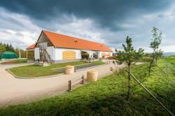 Mitrovský dvůr zve na  farmářské trhy a westernové závody