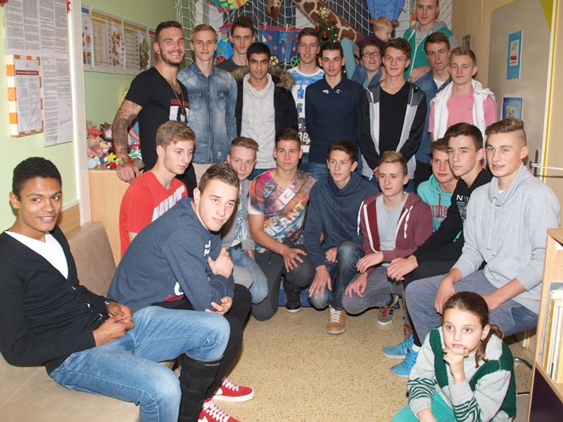 obrázek: Mladí fotbalisté přinesli dětem dárky do jihlavské nemocnice