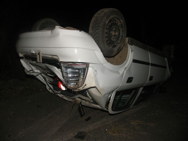 Mladík s vozem skončil u Veselého Žďáru na střeše