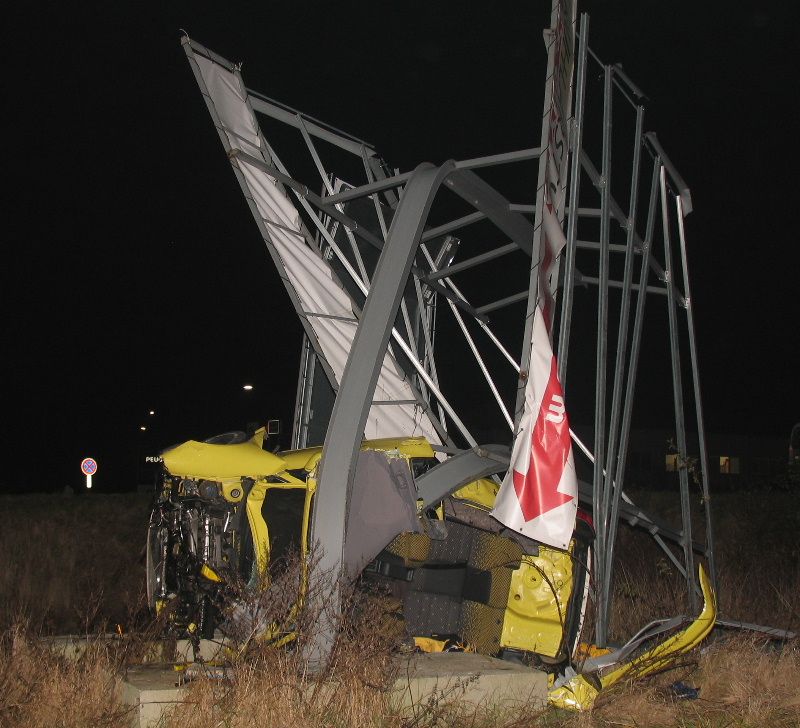 Mladík v Třebíči proletěl v autě billboardem