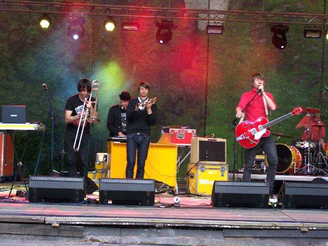 Multižánrový koncert na letišti v Henčově