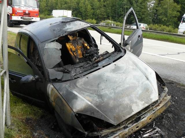 Na dálnici D1 v úterý ráno shořel osobní vůz
