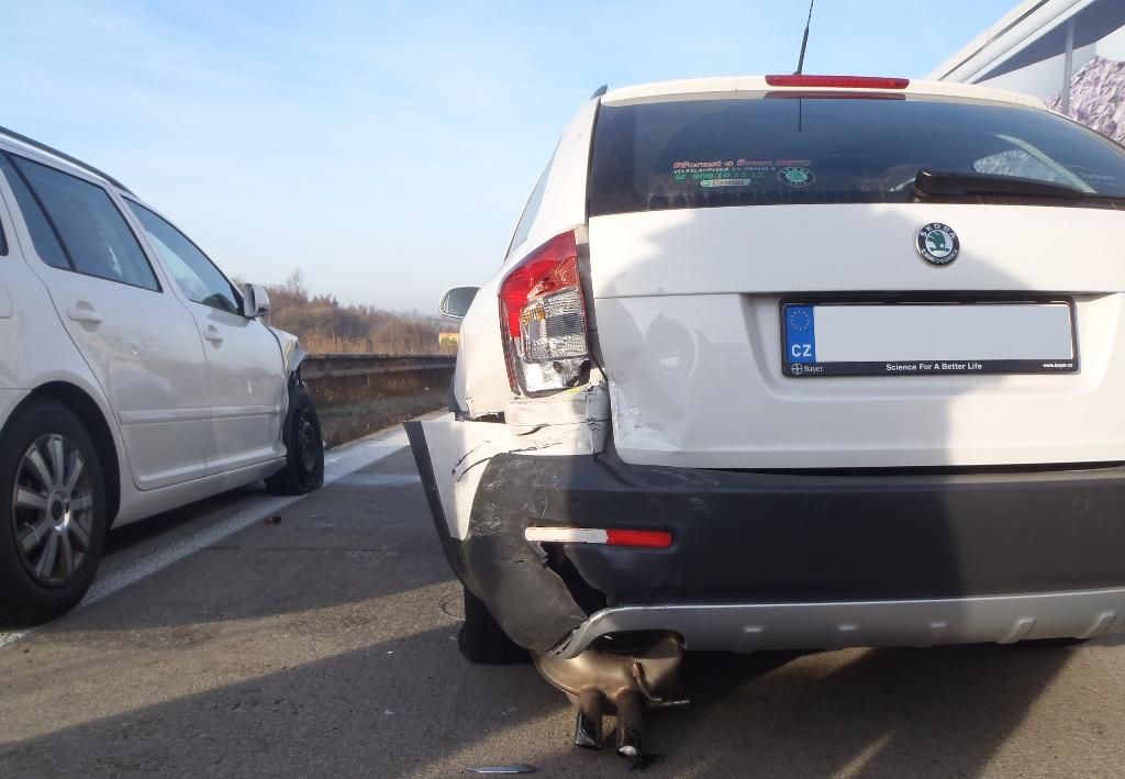 Na dálnici se na Vysočině srazila čtyři auta