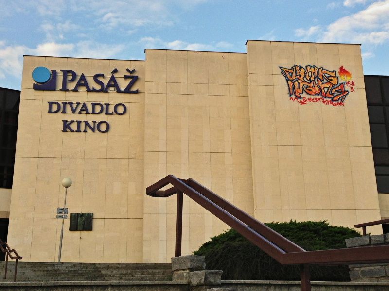 obrázek: Na fasádě třebíčského divadla Pasáž se přes noc objevilo graffiti