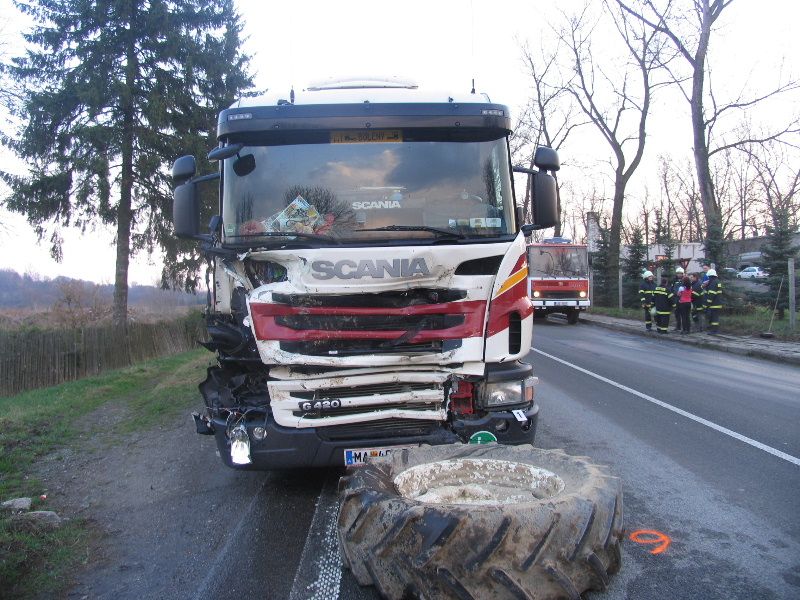 Na Jihlavsku se střetl kamion s traktorem