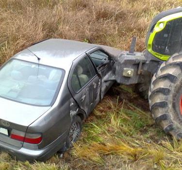 Na Třebíčsku se střetl traktor s osobním vozem
