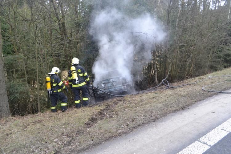 Na Vysočině v neděli hořela auta