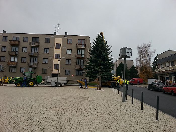 obrázek: Na ždíreckém náměstí už stojí vánoční strom