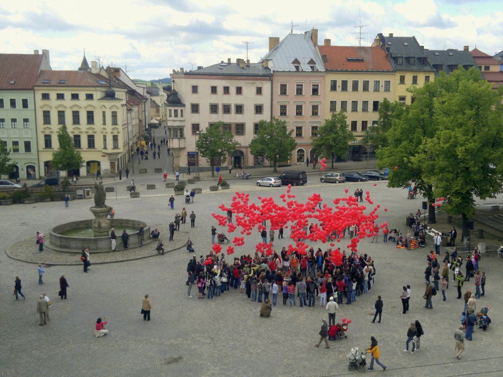 obrázek: Nad Jihlavu se vzneslo 1557 balónků za HIV pozitivní