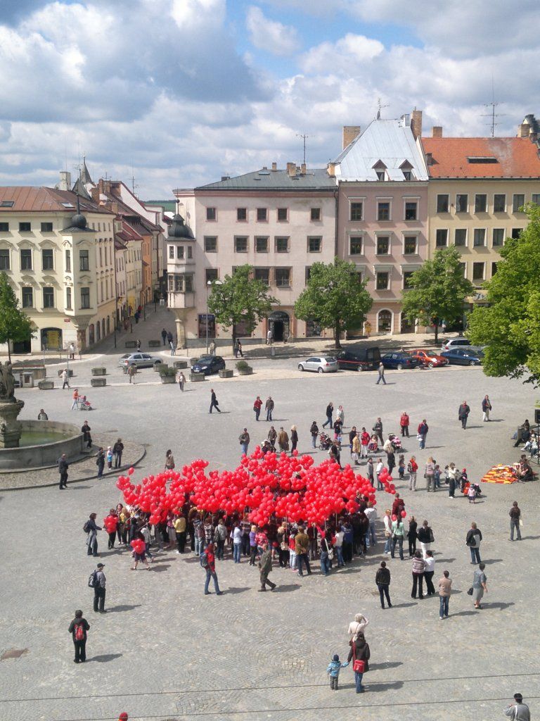 /uws_images/firmy/083199/clanky/nad-jihlavu-se-vzneslo-1557-balonku-za-hiv-pozitivni/000001_h.jpg