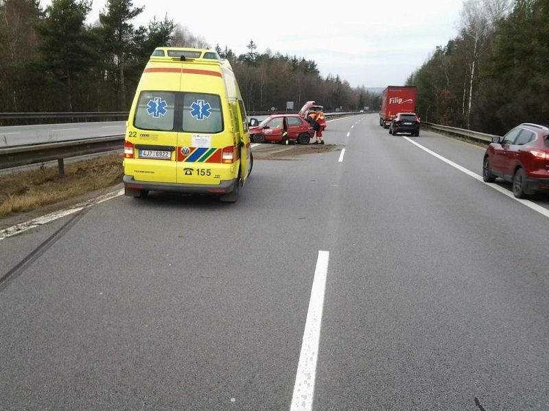 Nákladní a osobní auto se srazilo v pondělí na dálnici