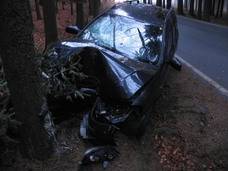 Namrzlá vozovka u Větrného Jeníkova si vybírala daň