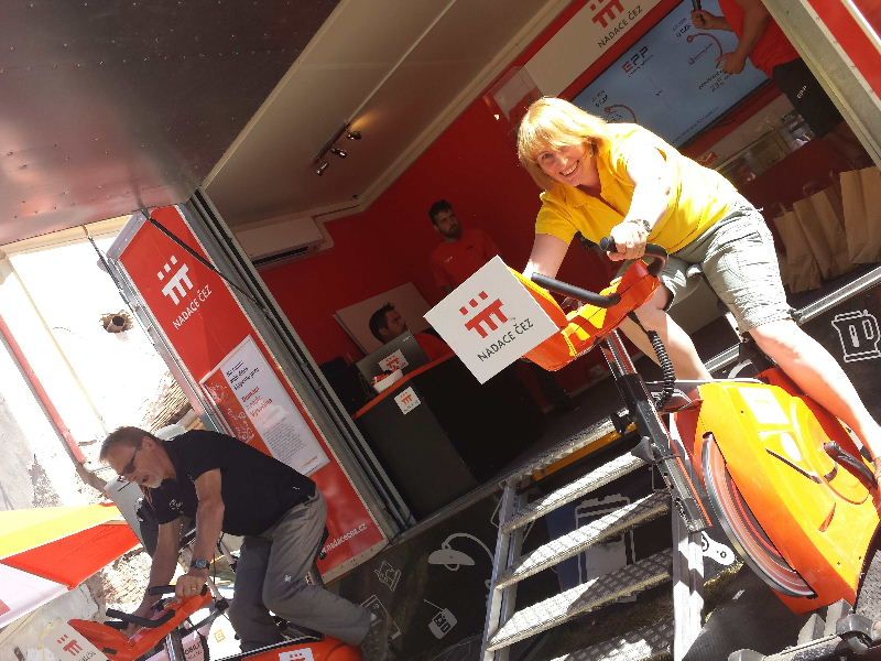 obrázek: Návštěvníci Folkových prázdnin pomáhali pohybem dobré věci