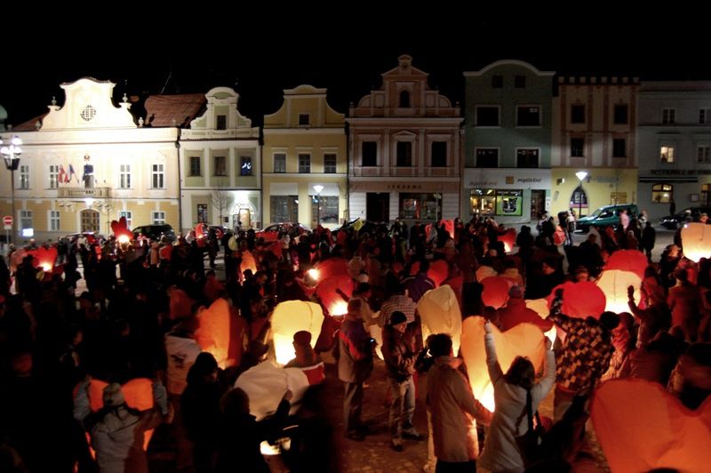 obrázek: Nebe nad Brodem rozsvítila pětistovka létajících přání