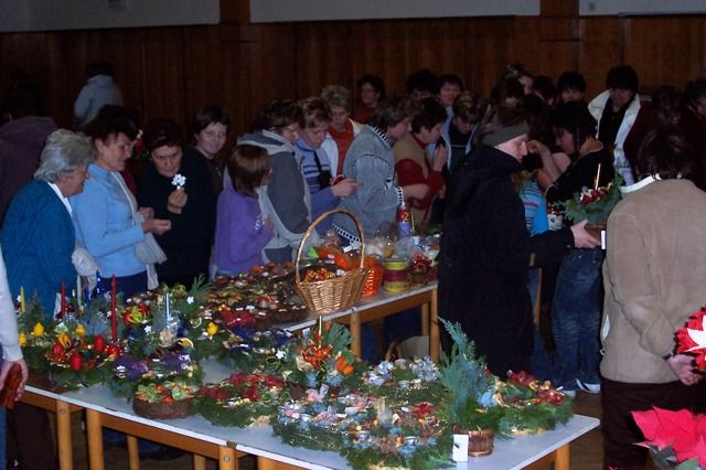 Nejen hodické ženy se učily vyrábět adventní věnce
