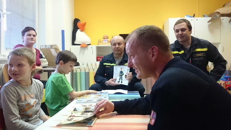 Nemocnice Pelhřimov - Hasiči čtou dětem na dobrou noc