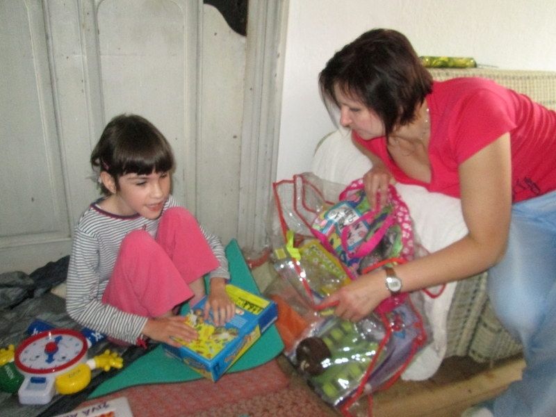 Nevidí, přesto s dětmi tábořila