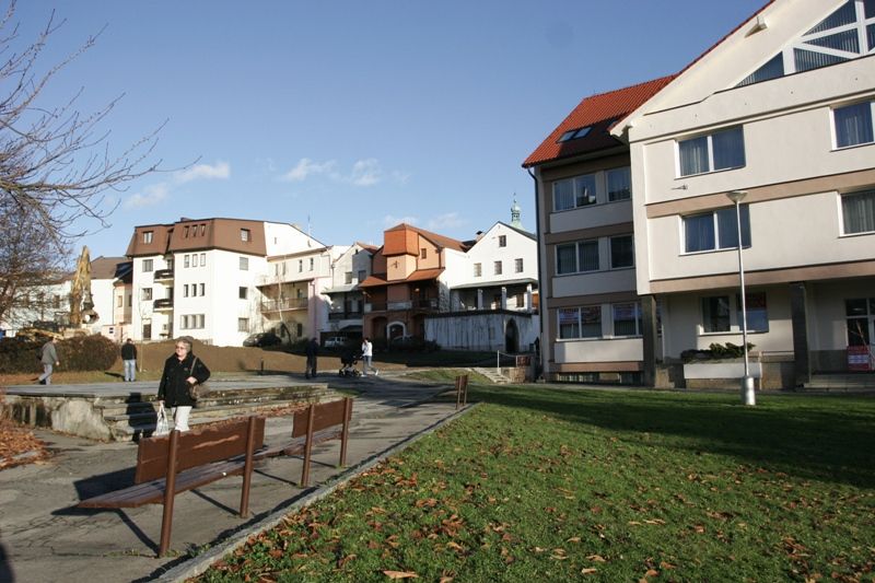 Nová dlažba a chodníky na Smetanově náměstí v Brodě