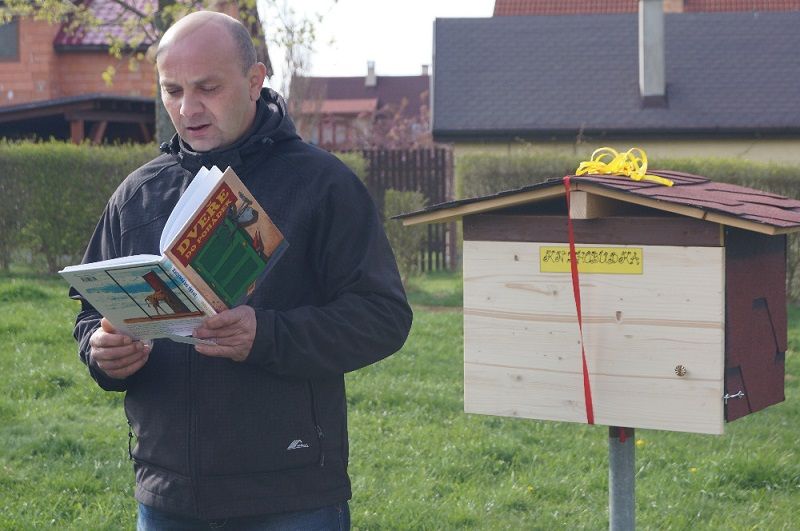 obrázek: Nově otevřená knihobudka v Dobroníně