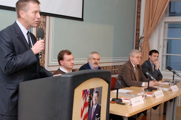 O spolupráci diplomatů s novináři se rozhovoří Paul Oglesby