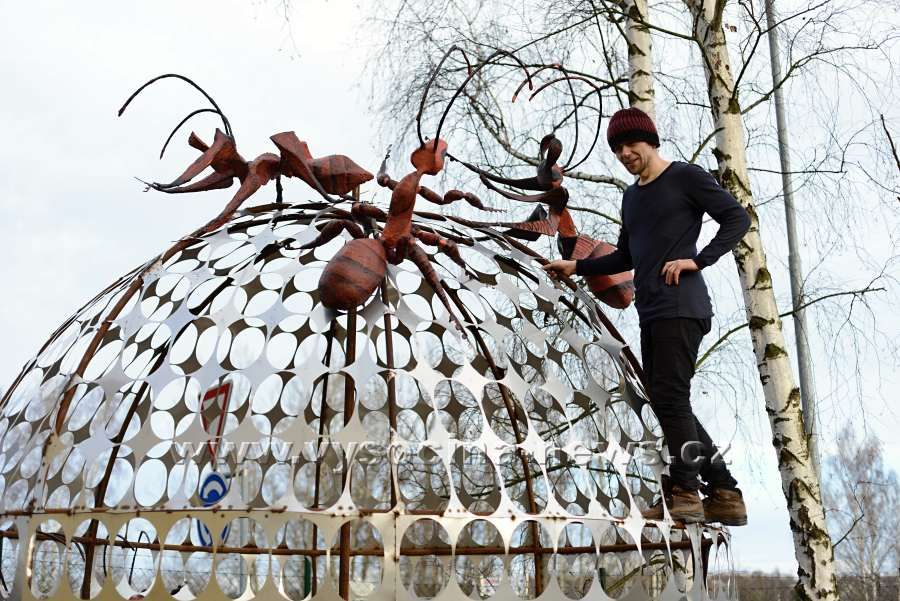 obrázek: Obří plastiku v Brodě zdobí mravenci z odpadu