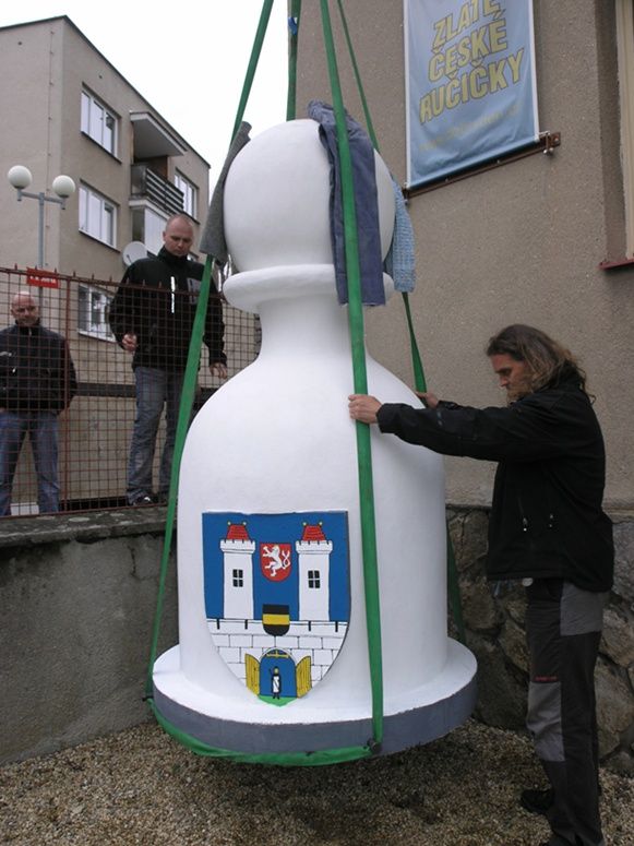 Obří šachová figura se bude vznášet v Pelhřimově