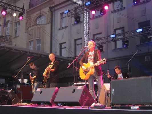 Odpočinutý Miro Žbirka si koncert v Humpolci užíval naplno