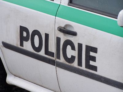 Okna aut rozbíjela v Havlíčkově Brodě dvaatřicetiletá žena