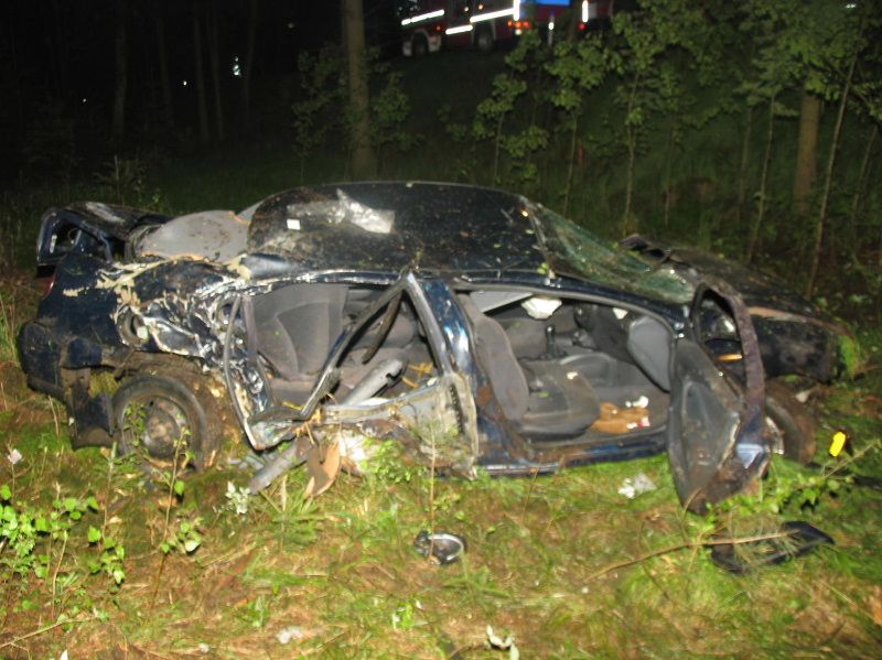 Opilý řidič havaroval na Žďársku a zranil těžce dva spolujezdce