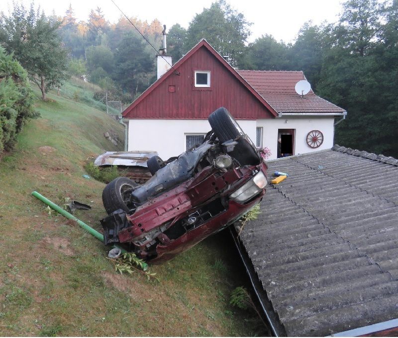 obrázek: Opilý řidič havaroval, spadl s autem ze svahu na střechu garáže