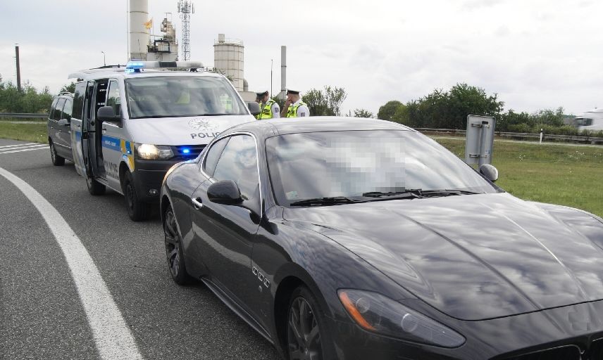 Opilý řidič, který ujel od dopravní nehody, v rukou policistů