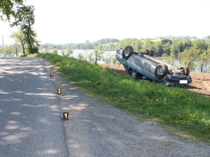 obrázek: Opilý řidič otočil na Žďársku auto na střechu