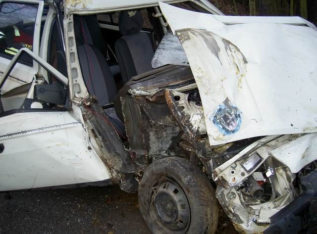 Osobní auto narazilo na Pelhřimovsku do stromu