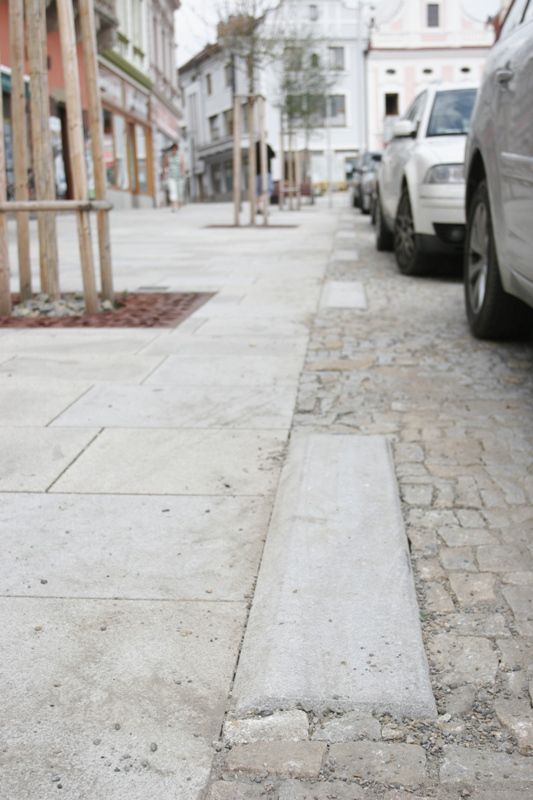obrázek: Ostré obrubníky v Brodě už nebudou strašit