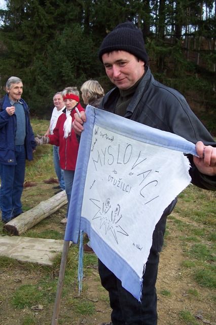 Otužilci nejprve vlezli do rybníka, pak se zahřáli medovinou