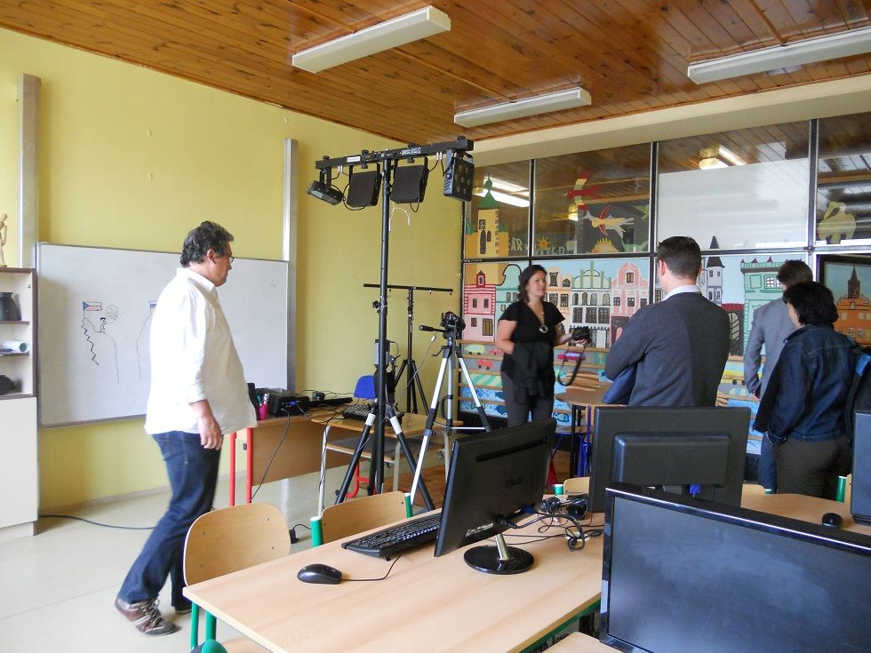 obrázek: Ovládání fotoaparátů a kamer je pro brodské žáky hračka