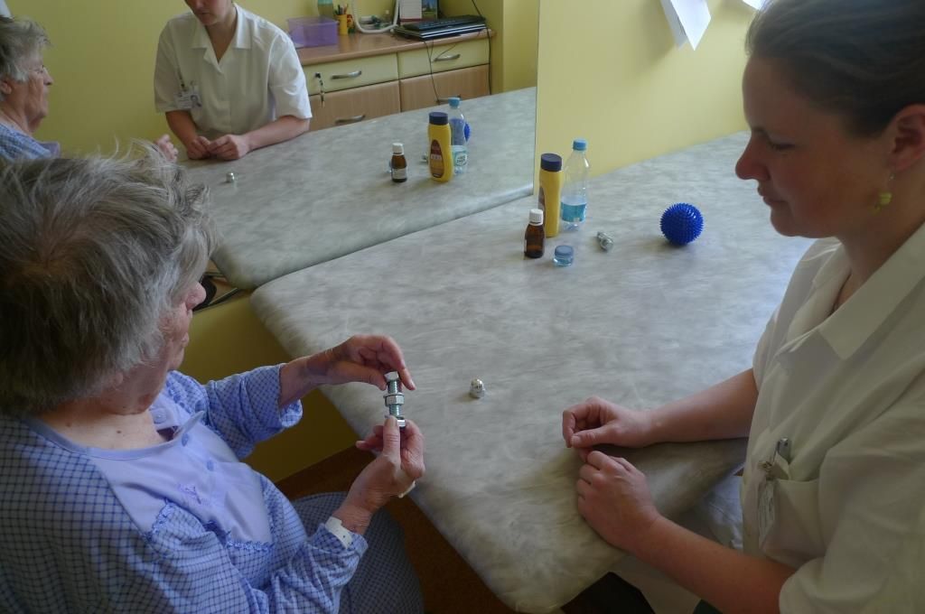 Pacientům pomáhá v brodské nemocnici ergoterapeut