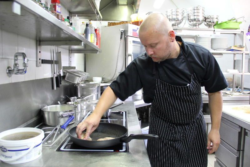 Padesát hus, sto padesát kachen, tři sta kilo žeber. A co si dáte vy?