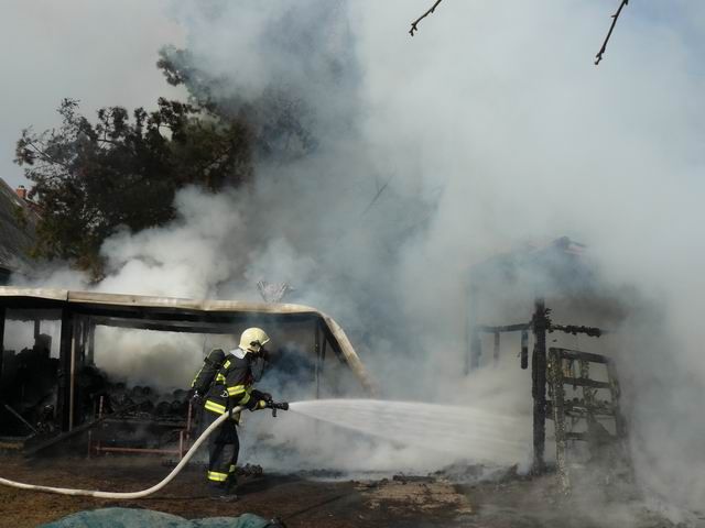 Pět jednotek hasičů bojovalo s hořící kůlnou na Jihlavsku