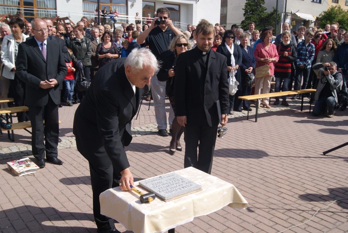 Pět set lidí přišlo poklepat základní kámen k památníku svaté Zdislavy