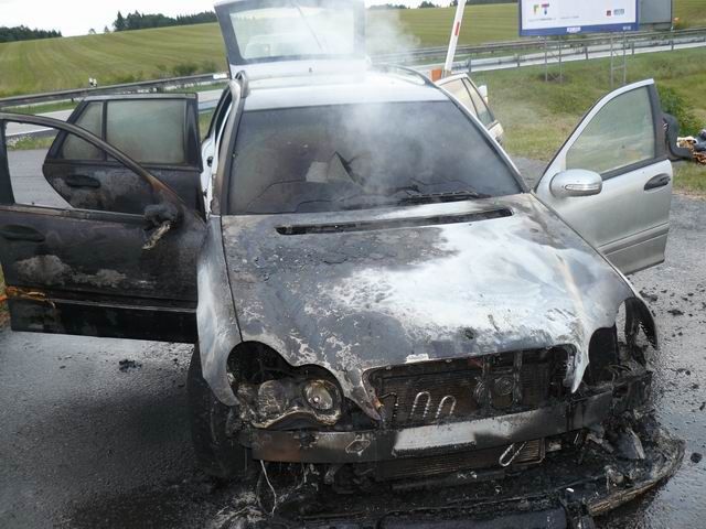 obrázek: Plameny na dálnici pohltily osobní vůz