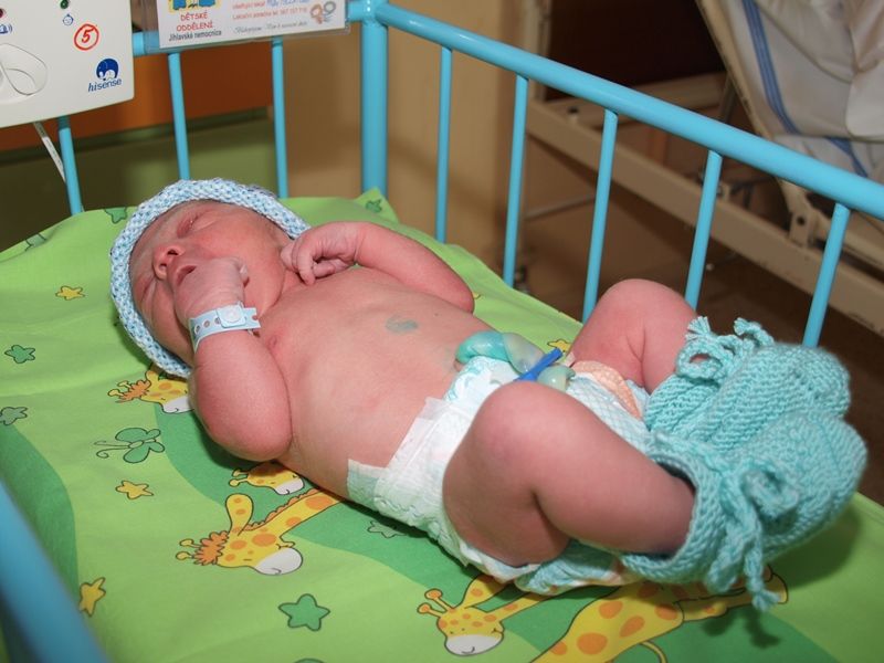 Pletením pro děti zapomněly hasičky na bolesti