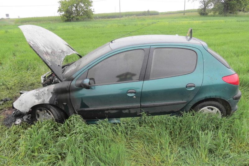 obrázek: Po havárii se auto vznítilo, opilý řidič utekl