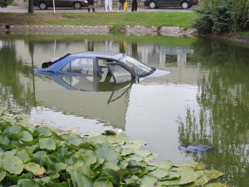 Po srážce skončilo auto v Litohoři v požární nádrži