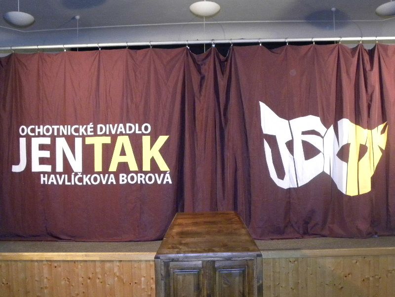 obrázek: Podzimní chmury léčila v Rozsochatci divadelní hra