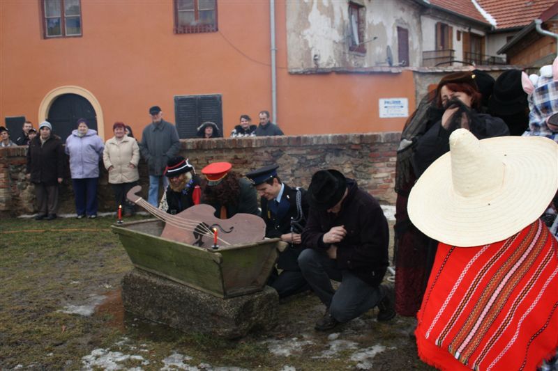 obrázek: Pohřbívání basy v Jaroměřicích nad Rokytnou